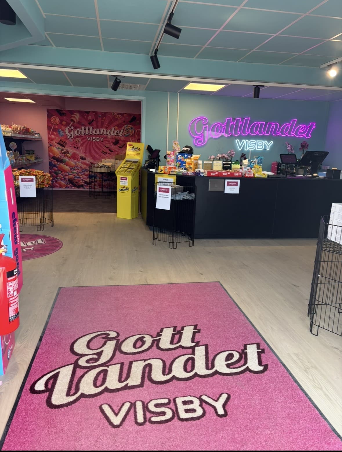 Kassadisken med neonskylt och Gottlandet-matta på golvet